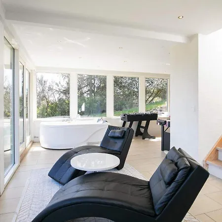 Four-bedroom In 7 بيت للعطل *